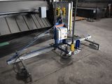 une photo d'une machine qui travaille sur une pièce de métal