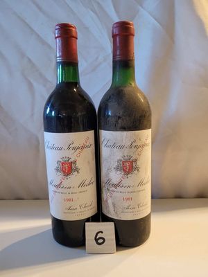 deux bouteilles de vin posées sur une table l'une à côté de l'autre