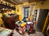 une petite cuisine équipée d'un réfrigérateur, d'une cuisinière et d'autres appareils