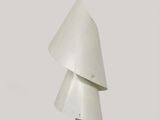 une image représentant une lampe blanche suspendue au plafond