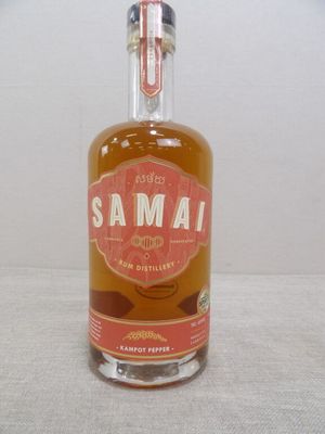une bouteille de Samai posée sur une table, sur fond blanc