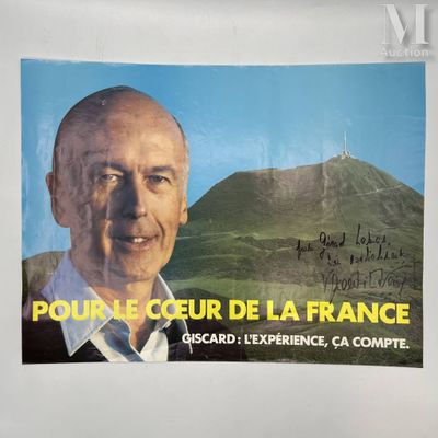 une affiche représentant un homme avec une montagne en arrière-plan