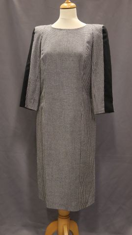 ARMAND VENTILO – Robe longue en laine à motif pied de poule. Tail...