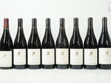 six bouteilles de vin sont alignées sur une table