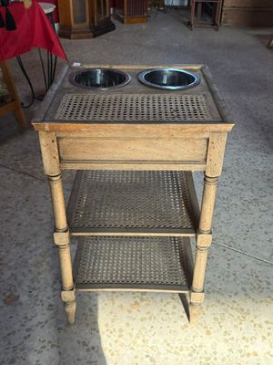 une table en bois sur laquelle sont posés deux bols