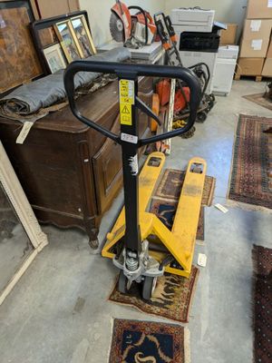 une photo d'une pièce remplie de meubles