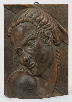 une image représentant une plaque en bois sur laquelle figure le buste d'une femme