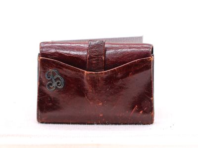 un portefeuille en cuir marron contenant deux clés