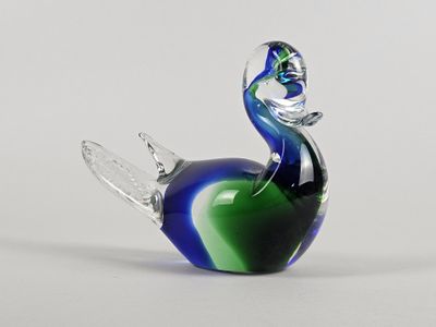 figurine de canard en verre bleu et vert sur fond blanc