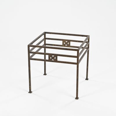 une table en métal avec un plateau en verre sur fond blanc