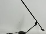 une image représentant une lampe de bureau noire sur fond blanc