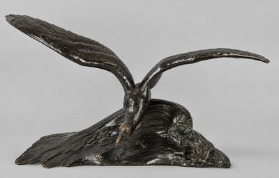 une sculpture en bronze représentant deux oiseaux posés sur un rocher