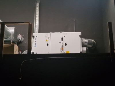 une machine posée sur une table dans une pièce