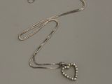 collier en argent massif avec une boucle de perles sur une chaîne