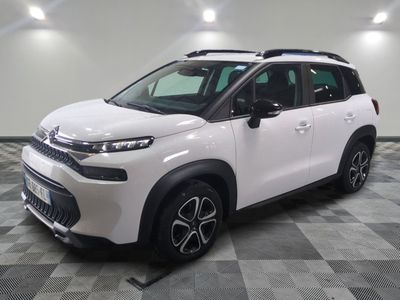 la citrole blanche est garee sur un carrelage en damier