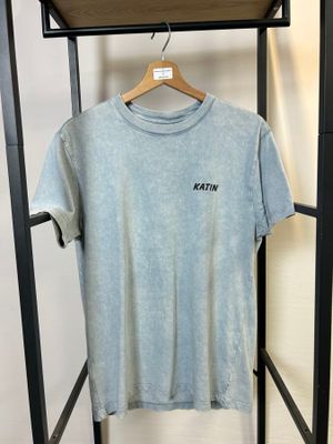 un t-shirt suspendu à un porte-vêtements dans une pièce