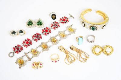 plusieurs paires de bagues et de bracelets posés sur une surface blanche