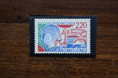 Le timbre représente une femme et un homme.