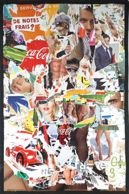 une photo d'un collage de bouteilles de Coca-Cola accrochées au mur