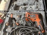 une perceuse électrique orange et noire ainsi que d'autres outils dans une mallette