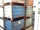 une pile de caisses posée au bord de la route