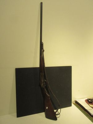 un pistolet posé sur une table à côté d'un livre