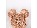 moule à gâteau en forme de tête de Mickey Mouse posé sur un plan de travail blanc