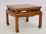 une petite table en bois avec un tiroir