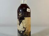 une bouteille d'alcool posée sur une table