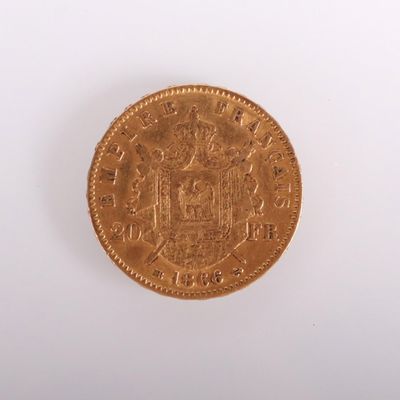 gros plan d'une pièce d'or sur une surface blanche