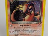 gros plan d'une carte pokemon sur une surface blanche