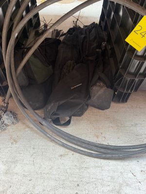 un pneu de vélo sur lequel est collé un autocollant jaune