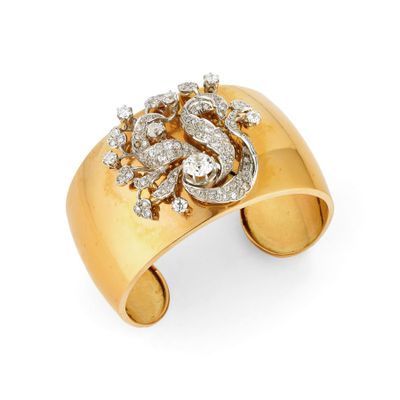 un bracelet manchette en or et diamants, signé Cartier