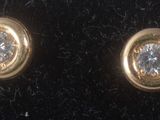 deux paires de boucles d'oreilles en or et diamants posées sur un fond de velours noir