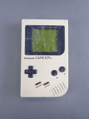 un gros plan d'une Nintendo Game Boy avec un écran vert