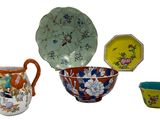 quatre types différents de tasses et de soucoupes sur fond blanc