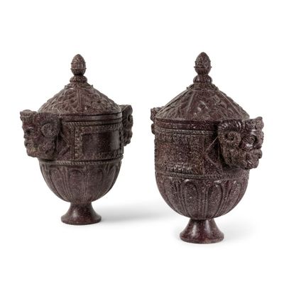 paire d'urnes anciennes en fonte sur socles, munies d'anses