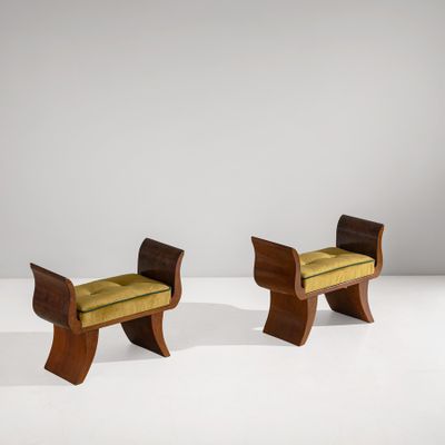 une paire de bancs en bois avec une assise rembourrée jaune