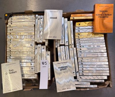 une boîte remplie de cassettes posée sur une table