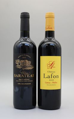 deux bouteilles de vin posées l'une à côté de l'autre sur une table