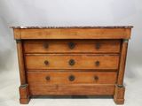 une commode en bois avec dessus en marbre