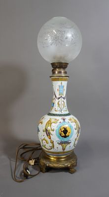 une lampe posée sur une table avec une lumière dessus
