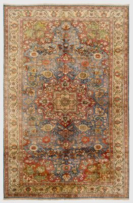 un tapis bleu et rouge à motifs floraux