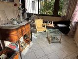 un salon avec beaucoup de meubles