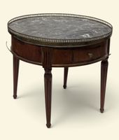 Table basse dite "bouillotte" en acajou marqueté surmontée d…