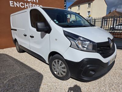 la camionnette blanche est garée devant un bâtiment