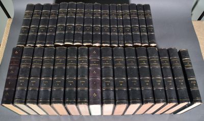 un grand nombre de livres posés sur une table
