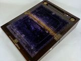 une image représentant un plateau en bois recouvert d'un tissu en velours violet
