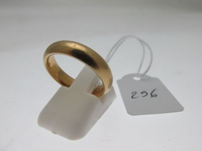 une bague à laquelle est attachée une étiquette de prix