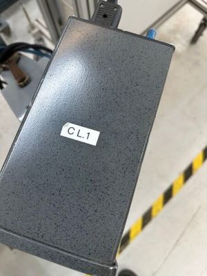 un gros plan d'un objet métallique sur lequel est collé un autocollant